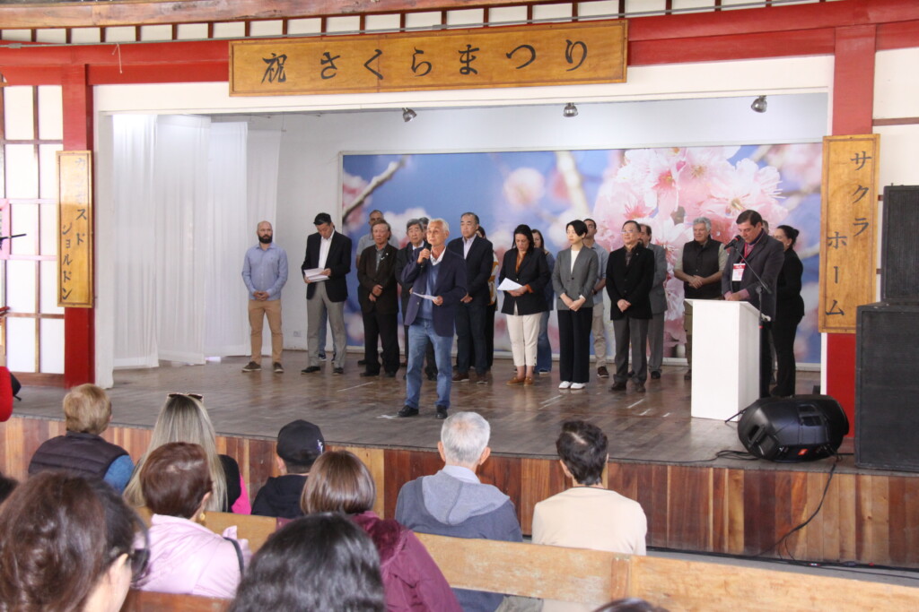 開会式であいさつする樋口運営委員長（中央）