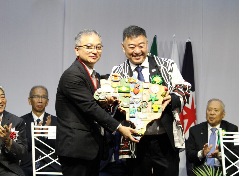 天沼氏（左）に記念品を贈呈する平野会長