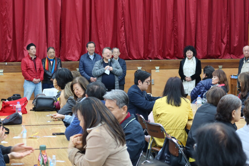 ビンゴ付き昼食会の様子。宮原ジョルジ副会長が司会進行をした