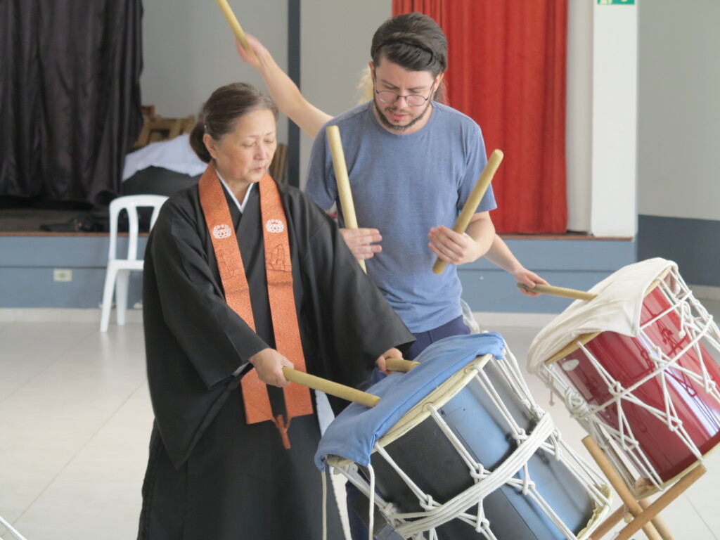 和太鼓を教えるマルクスさんと教わる楮本開教使