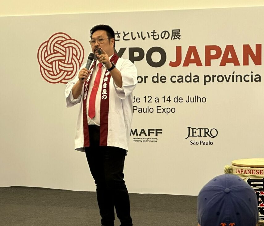 イベントで講演を行う飯田龍也アレシャンドレさん
