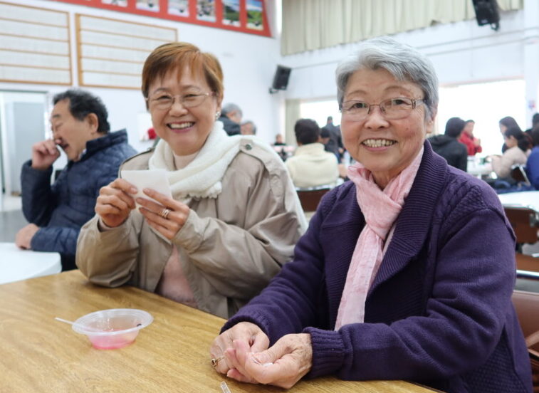 来場者の根田(こんだ)美千子さんと伊藤四志子さん