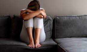 暴力を受けた女性のイメージ(Freepick)