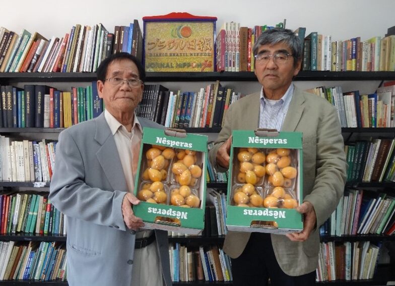 案内のため編集部を訪れたコロニア・ピニャール文化体育協会の西川相談役（左）と徳久会長（右）