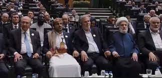 アルキミン副大統領（左端）とハニヤ氏（右端）（Reproducao）