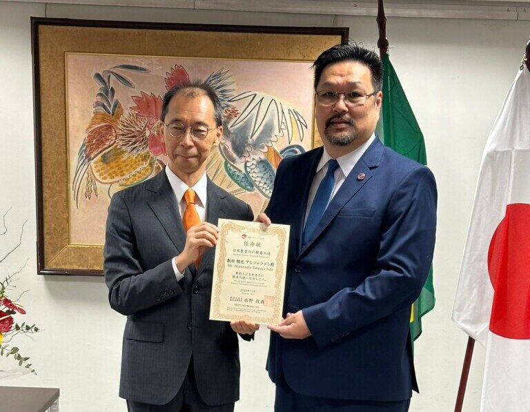 清水総領事と日本食普及の親善大使に任命された飯田さん（左から）