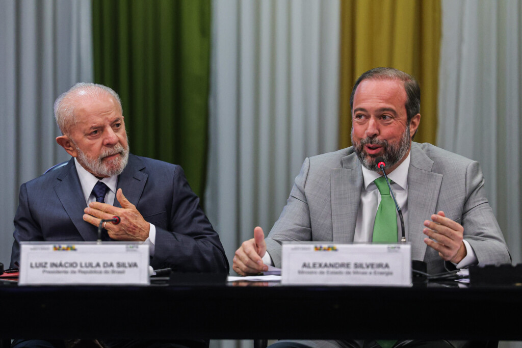 ルーラ大統領(左)とアレシャンドレ・シルヴェイラ鉱山動力相(右)(Foto: Fabio Rodrigues-Pozzebom)