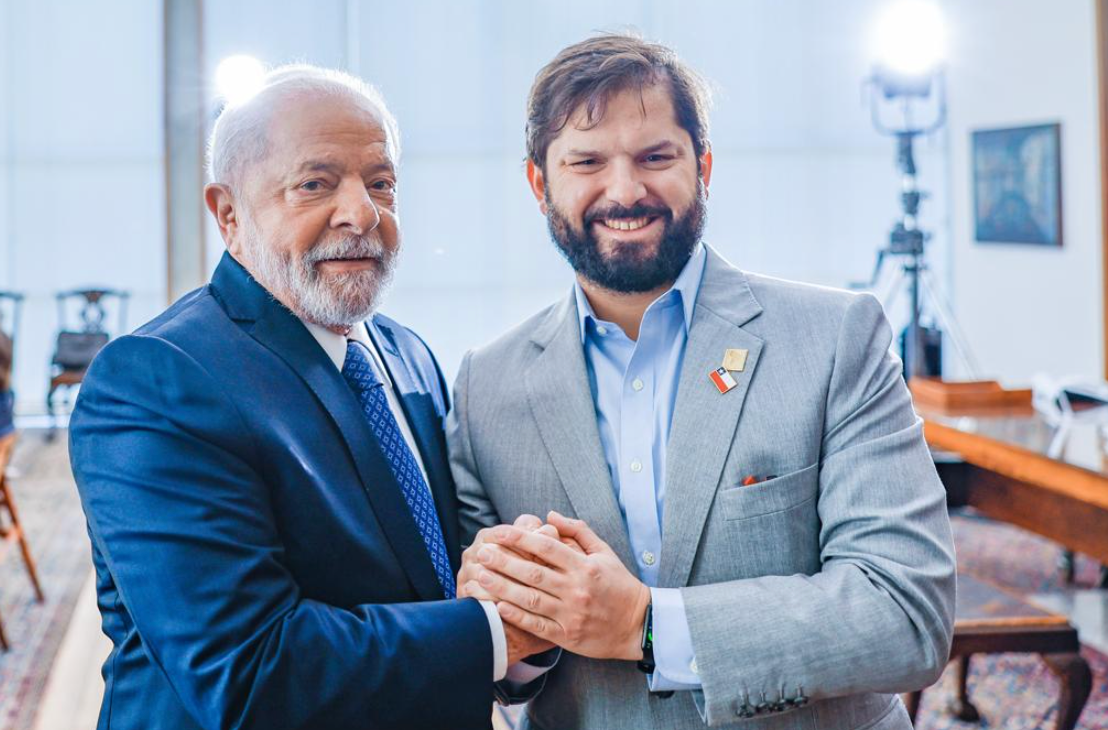 ルーラ・ブラジル大統領（左）とガブリエル・ボリッチ・チリ大統領（右）（Foto; Ricardo Stuckert/PR）