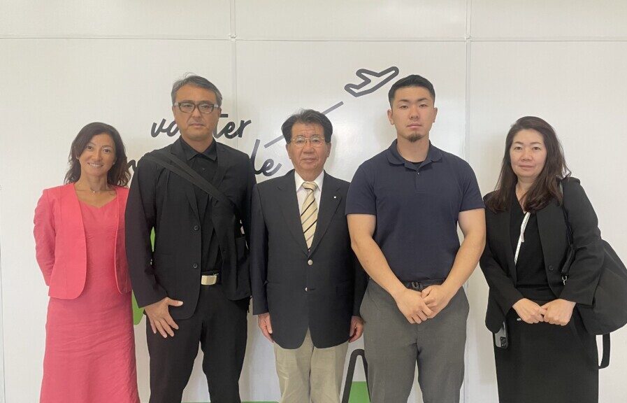 来伯した宇都宮工業株式会社一行。宇都宮秀雄社長（中央）