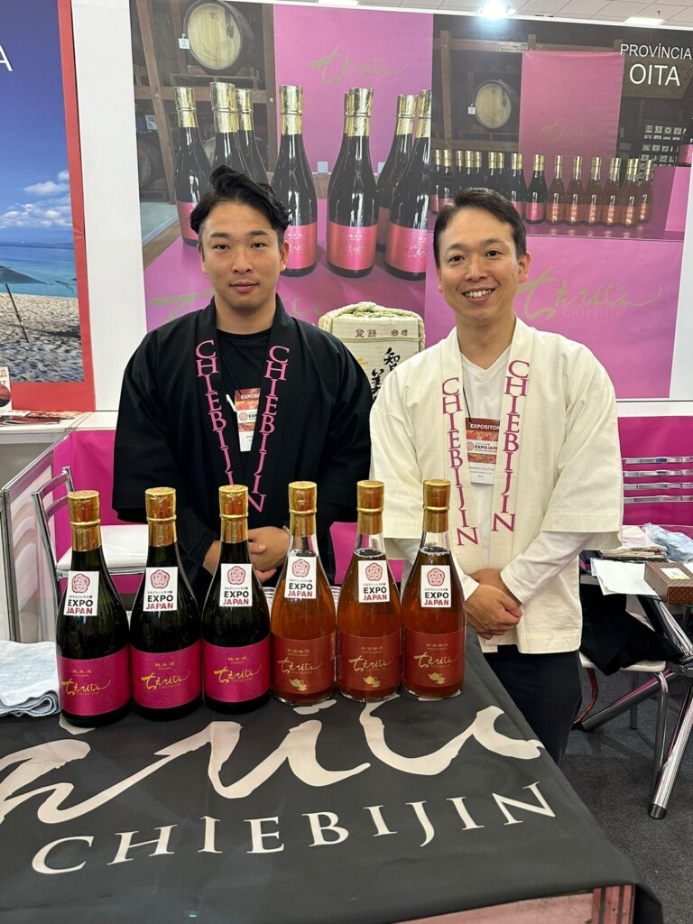 中野法彦さんと中野淳之取締役（左から）