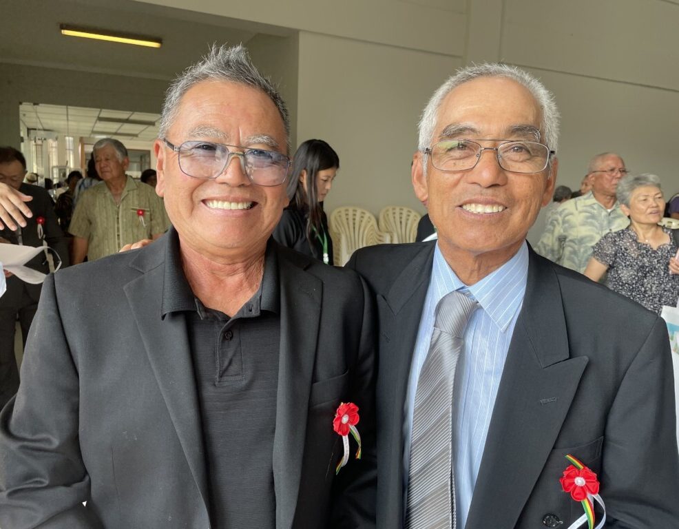 親川さん（左）とアメリカから一緒に参加したゲートボール仲間のシゲル・タイラさん