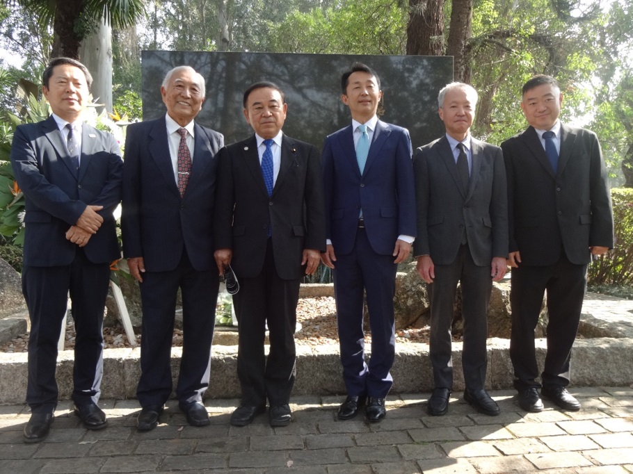 県人会を訪れる前に参拝したイビラプエラ公園の開拓先没者慰霊碑で。左から長屋充良・岐阜県人会長、谷口ジョゼ県連会長、坂本農林水産大臣、林禎二大使、渡邉洋一農林水産審議官、平野オストン北海道文化福祉協会会長