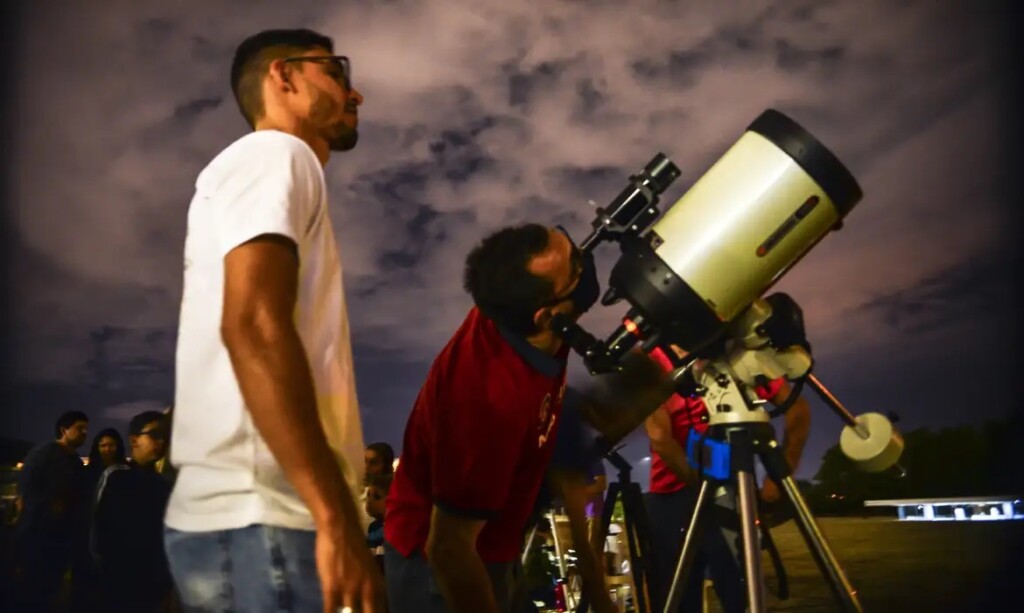 星を観測する人々（©Marcello Casal Jr/Agencia Brasil）