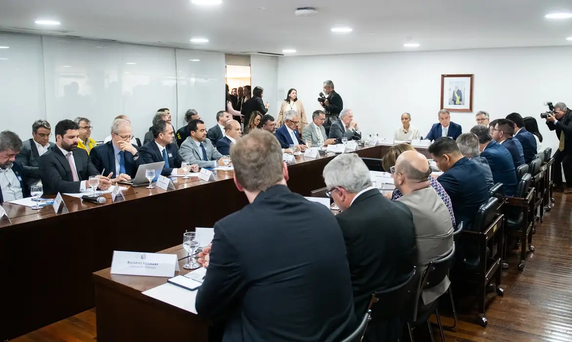 知事や閣僚達の会議の様子（©Henrique Raynal/ASCOM/CASA CIVIL）