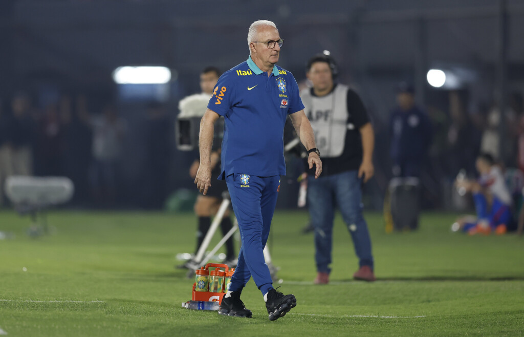 試合中のドリヴァル監督（Rafael Ribeiro/CBF）