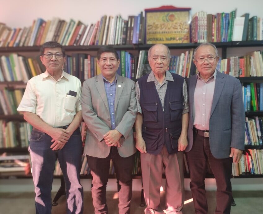 案内のため編集部を訪れた新里評議員、高良会長、宮城代表、島袋栄元会長（左から）