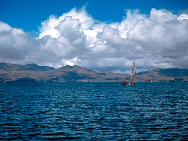 チチカカ湖（Wikimedia Commons）