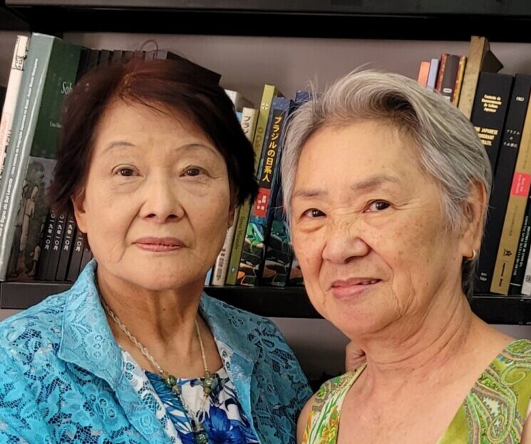 来社した勘悦子会主（左）と田中千代子さん