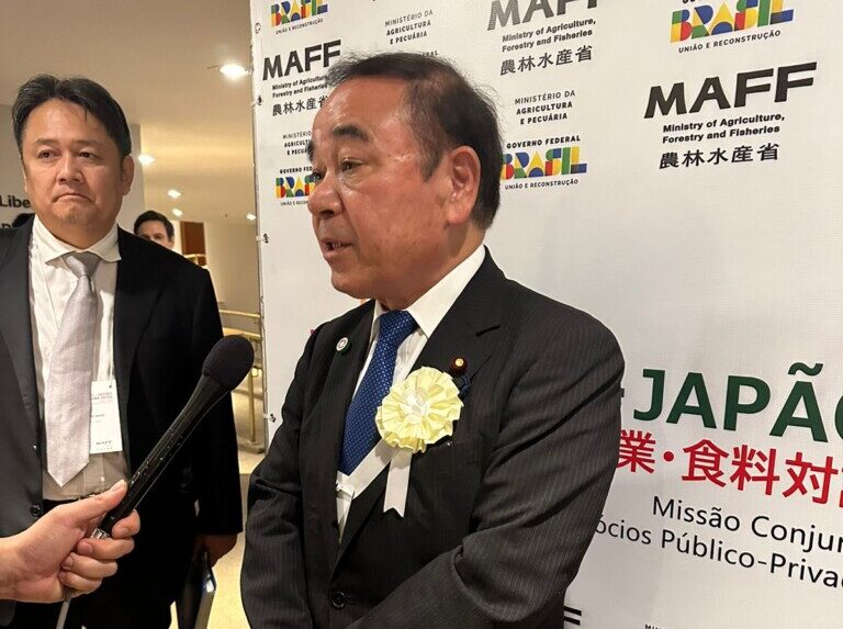 ぶら下がり取材に応じた坂本農水大臣