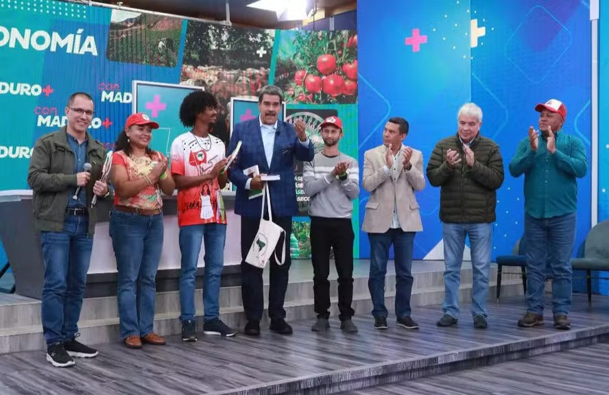 MSTメンバーとテレビ番組に出演したマドゥーロ大統領（Divulgação/Telegram/Nicolás Maduro）