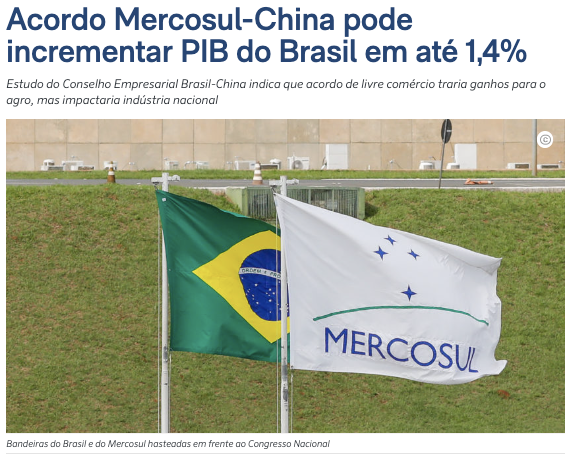 連邦議会前に掲げられたブラジル国旗とメルコスル旗（11日付ポデール360の記事の一部）