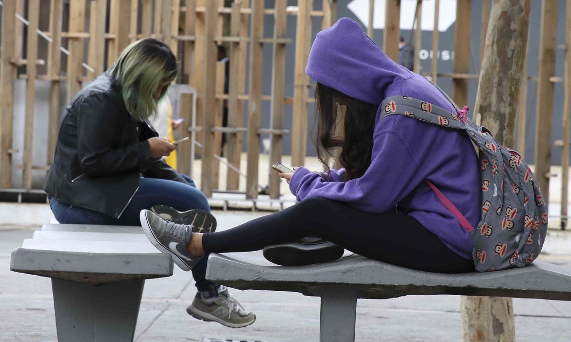 学校内で携帯電話を使用する生徒たち（Foto: Rovena Rosa/Agência Brasil）