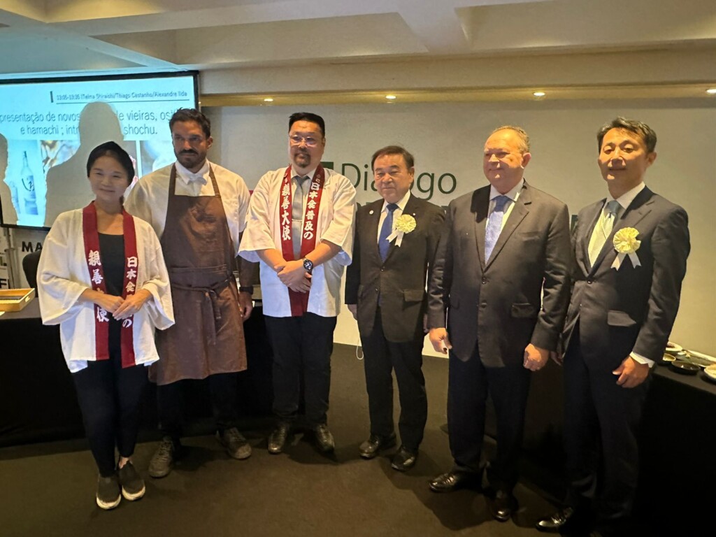 料理人の白石氏、チアゴ氏、日本酒専門家の飯田氏、坂本大臣、カルロス知事、林大使(左から)