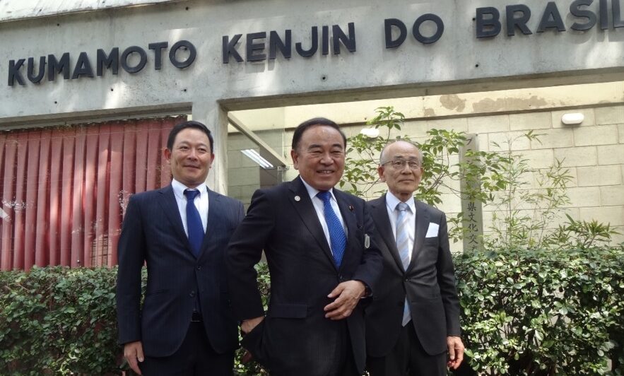 左から山室絢秘書、坂本哲志農林水産大臣、日下野良武理事長