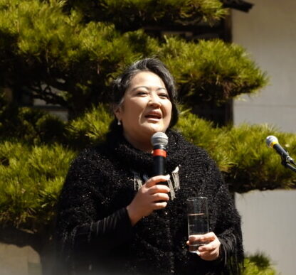 乾杯の挨拶をするクリスチーナ副館長