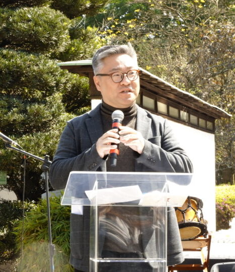 挨拶をする栗田館長