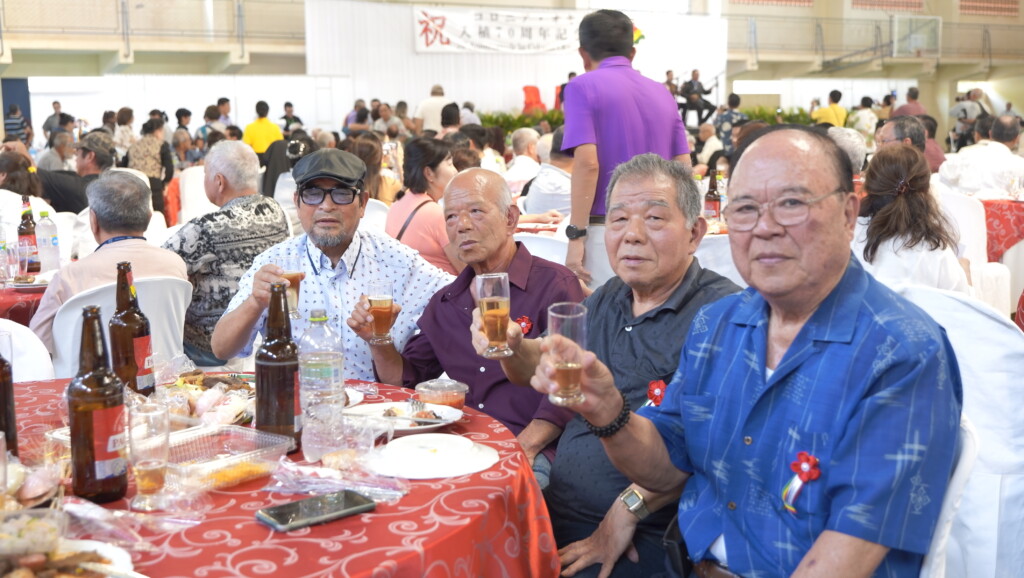 右手前が高安さん。ボリビアからブラジルに一移住したいつも一緒の仲間と70周年を祝した