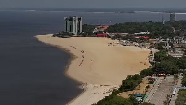 干ばつのために広い砂州が見えるマナウス市（Willian Duarte/ Rede Amazônica）