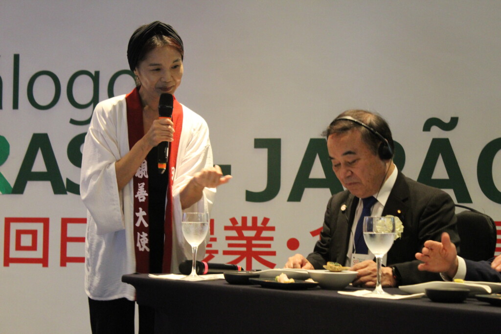 白石氏の提供する料理を味わう坂本大臣