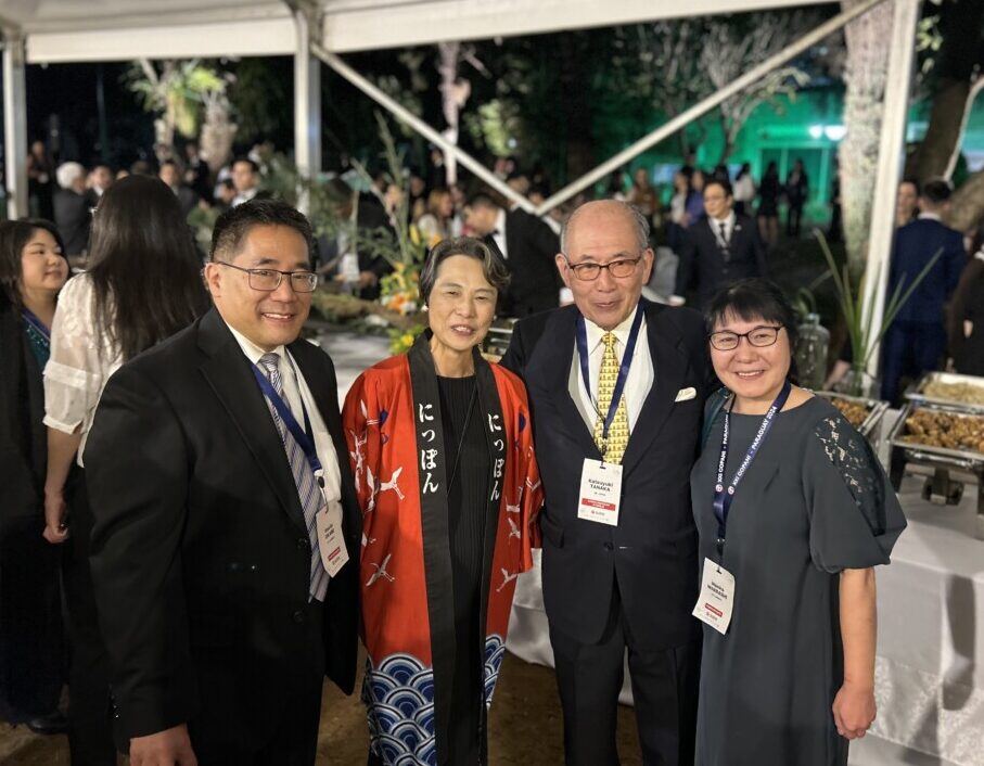 （左から）ケヴィンさん、中谷好江大使、田中克之海外日系人協会会長、直子さん、（ケヴィンさん提供）