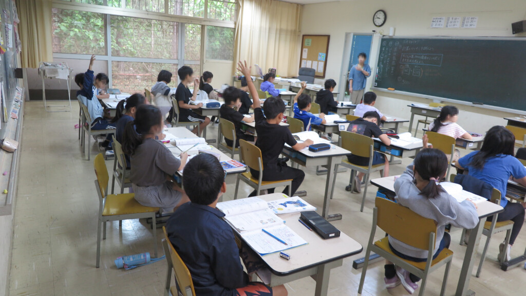元気に手を上げる生徒、授業の様子
