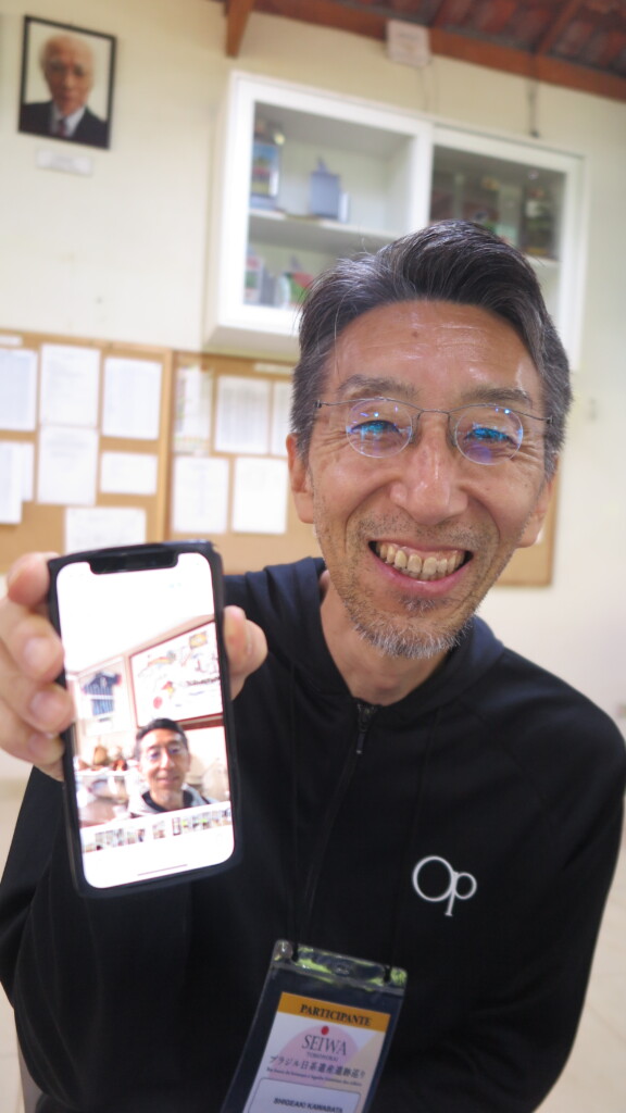 百周年記念パネルの前で記念撮影した川端さん