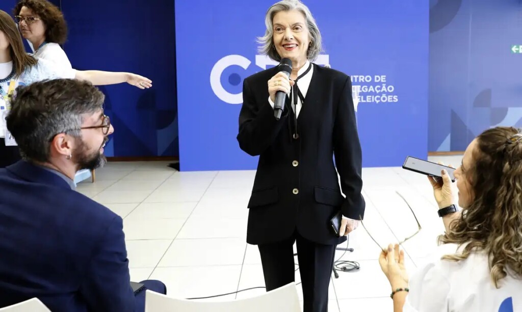 決選投票後の統括を行うカルメン・ルシア選挙高裁長官（© Alejandro Zambrana/Secom/TSE）