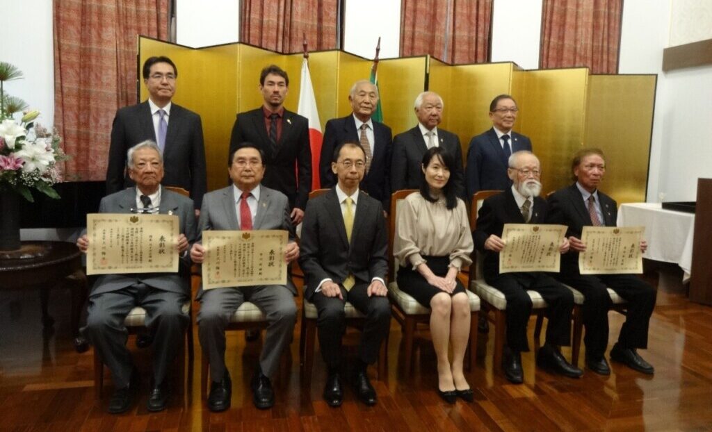 前列左から岡本理事長、市川前県連会長、清水総領事、淳子総領事夫人、生駒氏、園田元県連会長