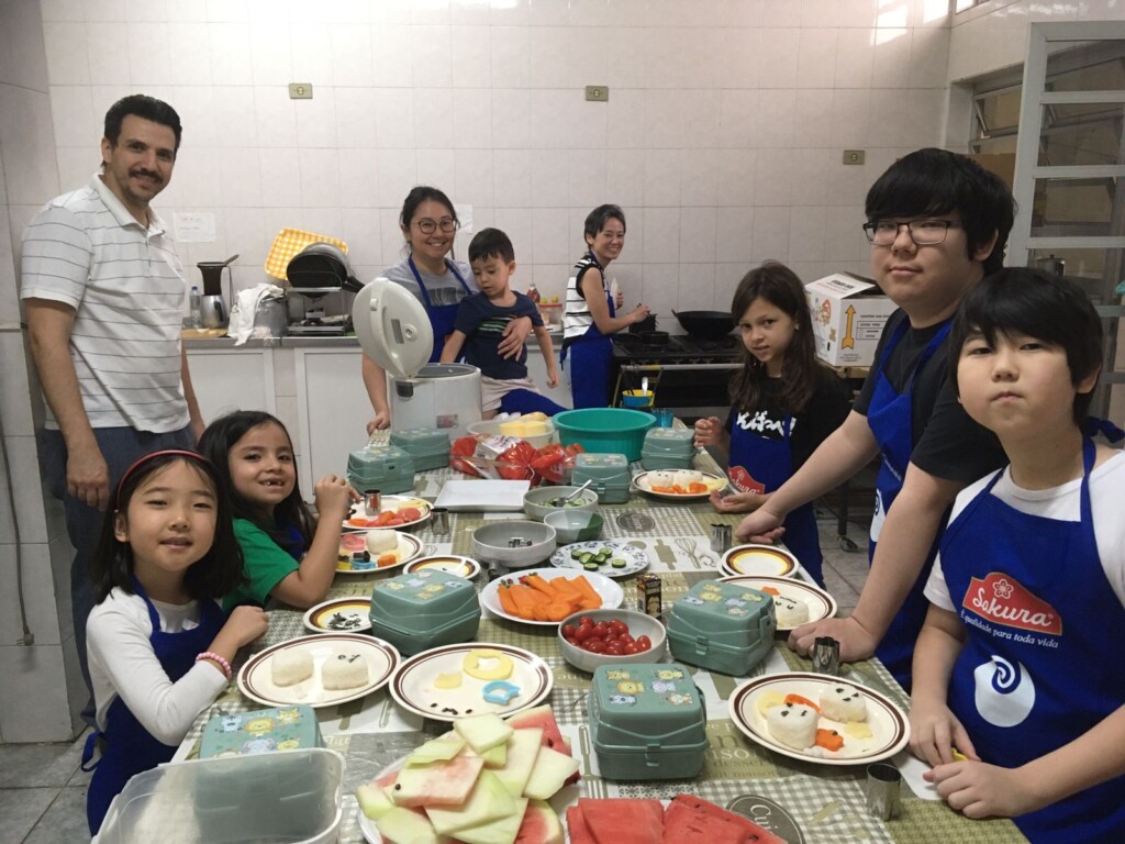 キャラ弁を作る子どもたち