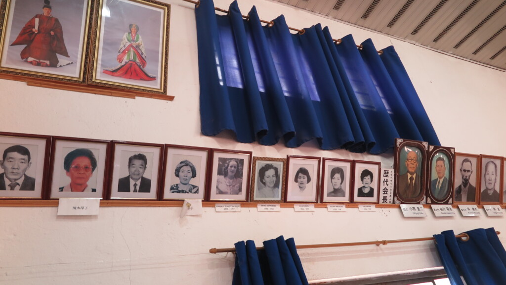 会館には、ご真影と共に歴代日本語学校教師や歴代会長の写真がズラリと並ぶ