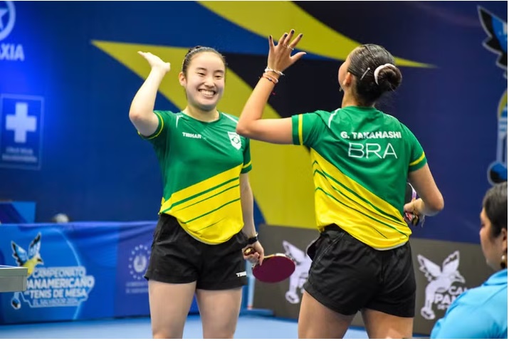 ブラジル初の女子ダブルス優勝を果たしたジュリア／ラウラ組（正面がラウラ、ITTF Americas）