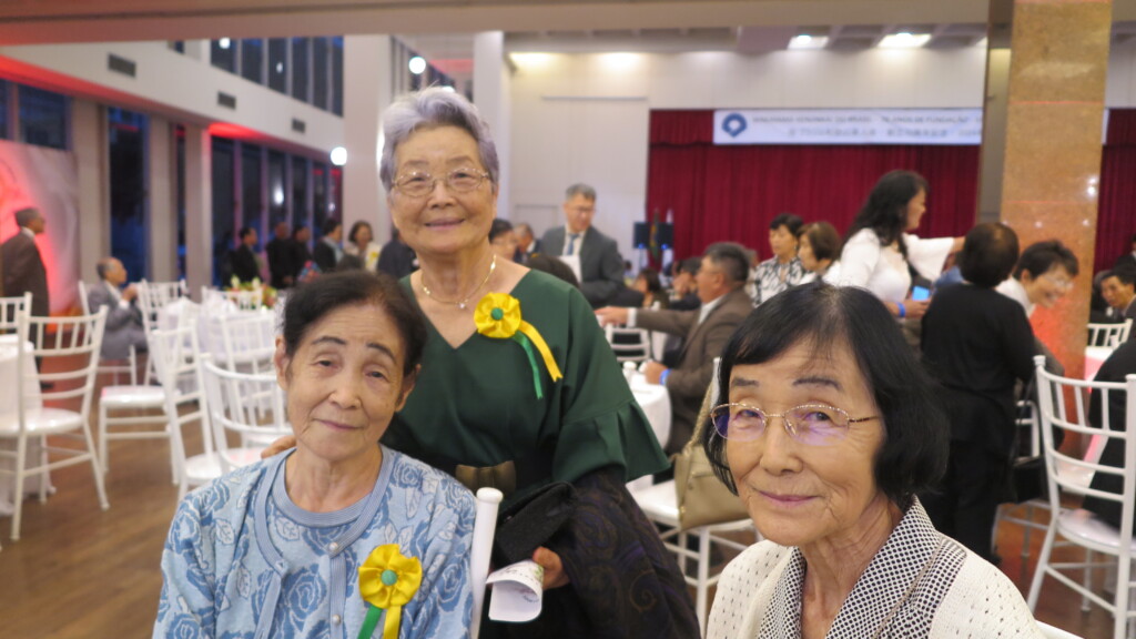 三橋晴美さんと紺野洋美さん、後が那須千草さん