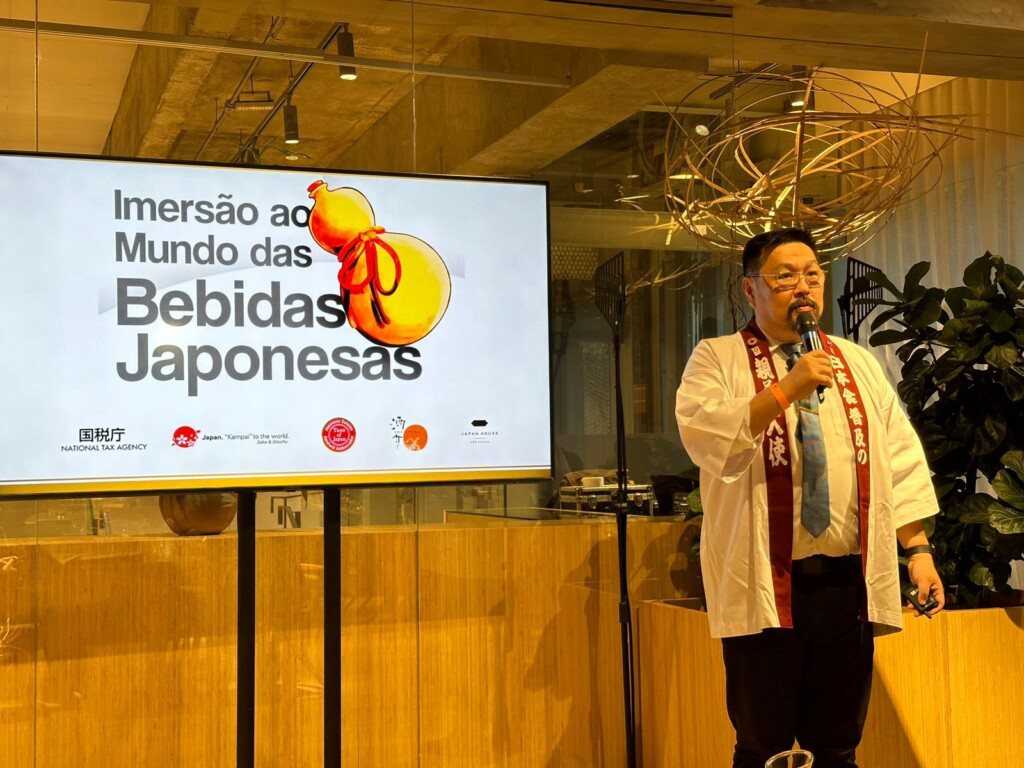 日本の酒類の説明を行う飯田アレシャンドレ龍也さん
