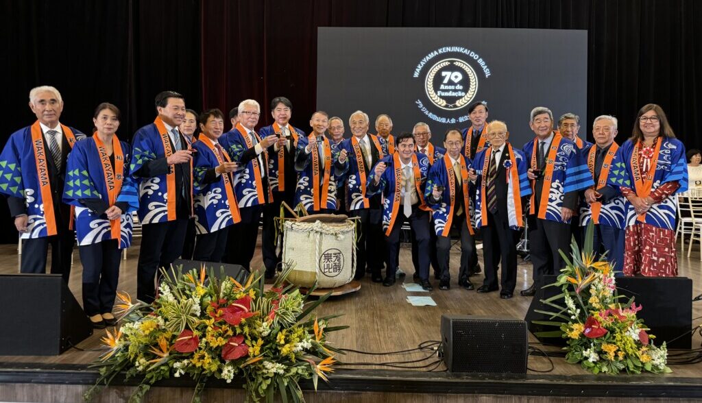 乾杯の後の来賓ら記念撮影