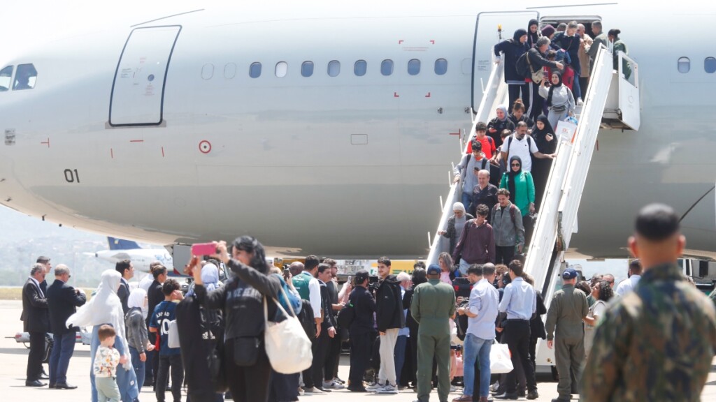 229人を乗せ、レバノンからグアルーリョスに到着したFAB機（Foto: Paulo Pinto/Agência Brasil）