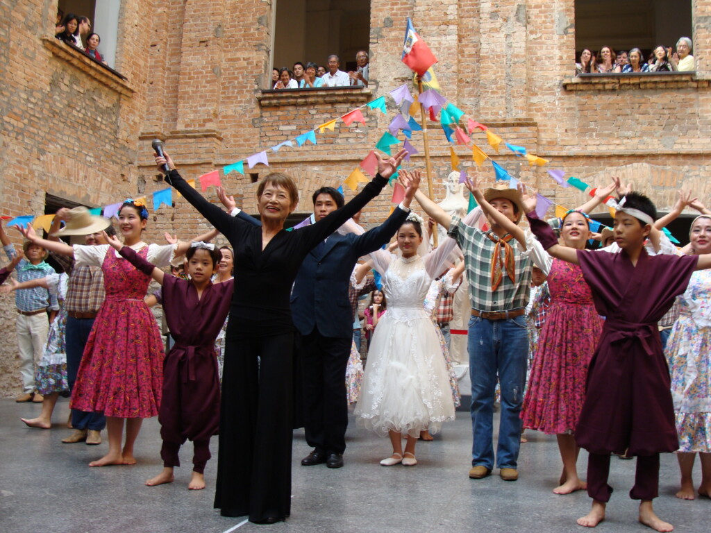 弓場農場写真集刊行記念講演の際の小原明子（2010年5月、サンパウロ市ピナコテッカで）