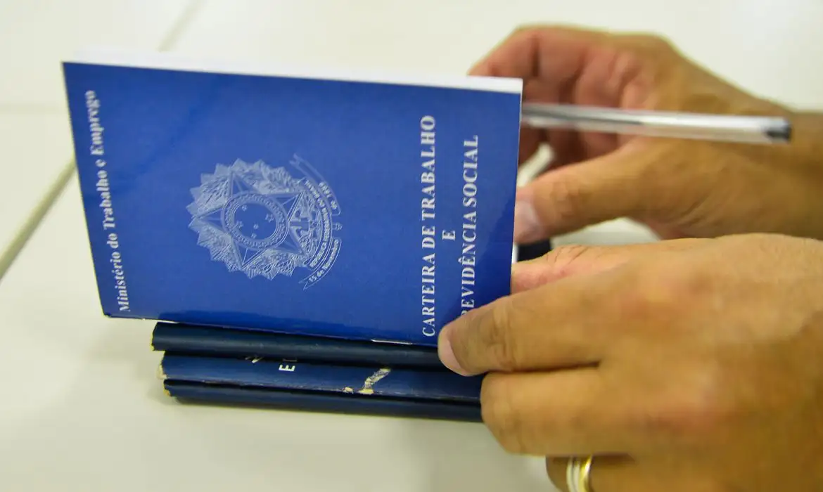 正規雇用であることを示す労働手帳（© Marcello Casal Jr/Agência Brasil）