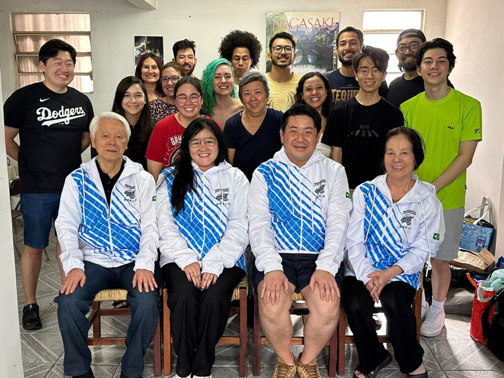 壮行会の様子。前列左から川添元会長、石川さん、マキヤマさん、和田会長