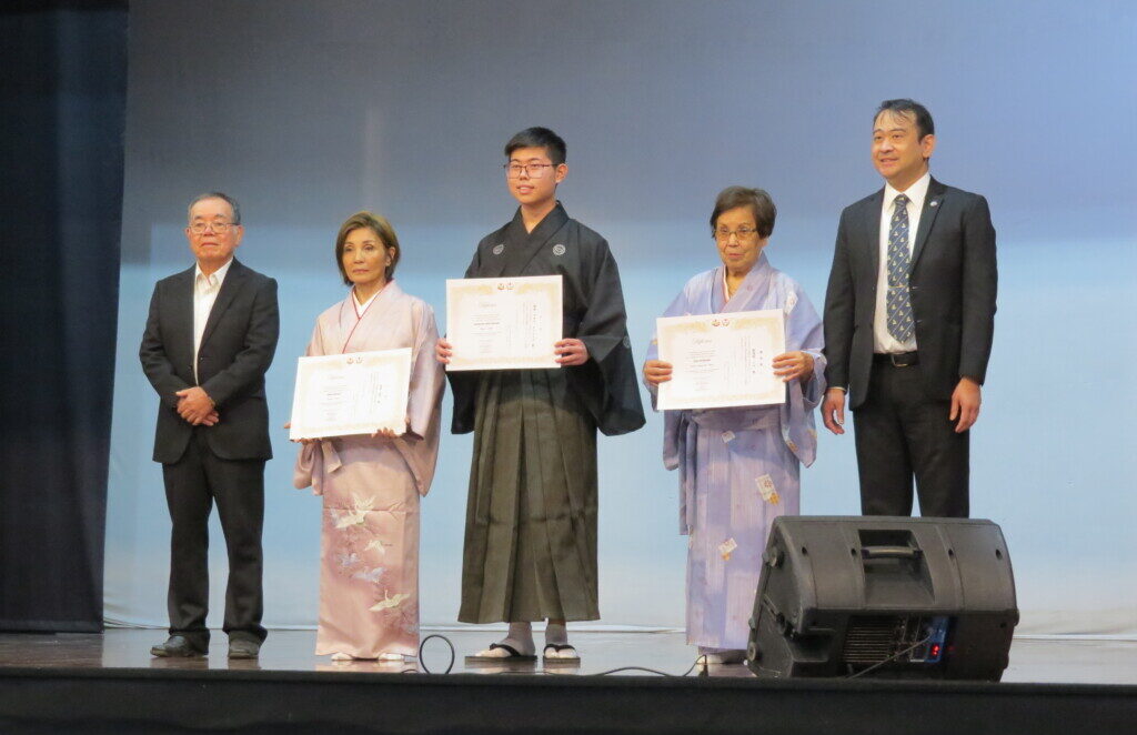 琉球古典音楽コンクールの受賞者の皆さん（ウチナープレス 知念マルセロさん提供）