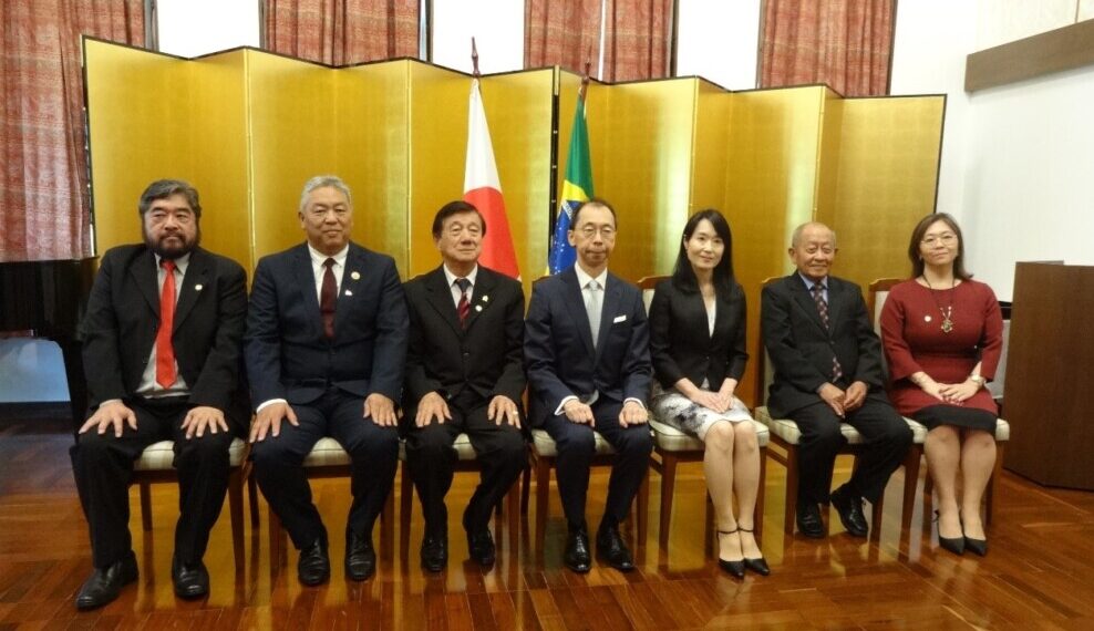 左からニルソン・タモツ・アゲナ氏、フランク・ヒロシ・ツダ会長、南洋行市議、清水享総領事、淳子総領事夫人、林勝徳ワルテル市議、平井赤嶺イルマ校長